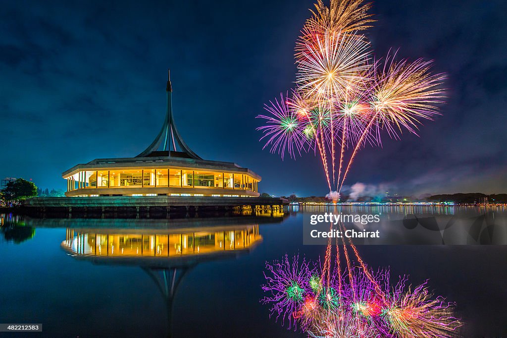 Thailandia, Bangkok, vista di Rama IX Parco con fuochi d'artificio