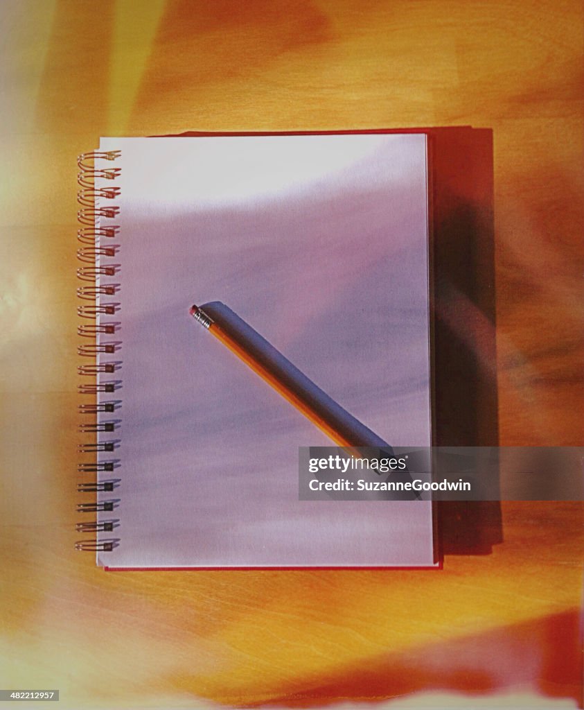 Lápis e abrir sketchbook
