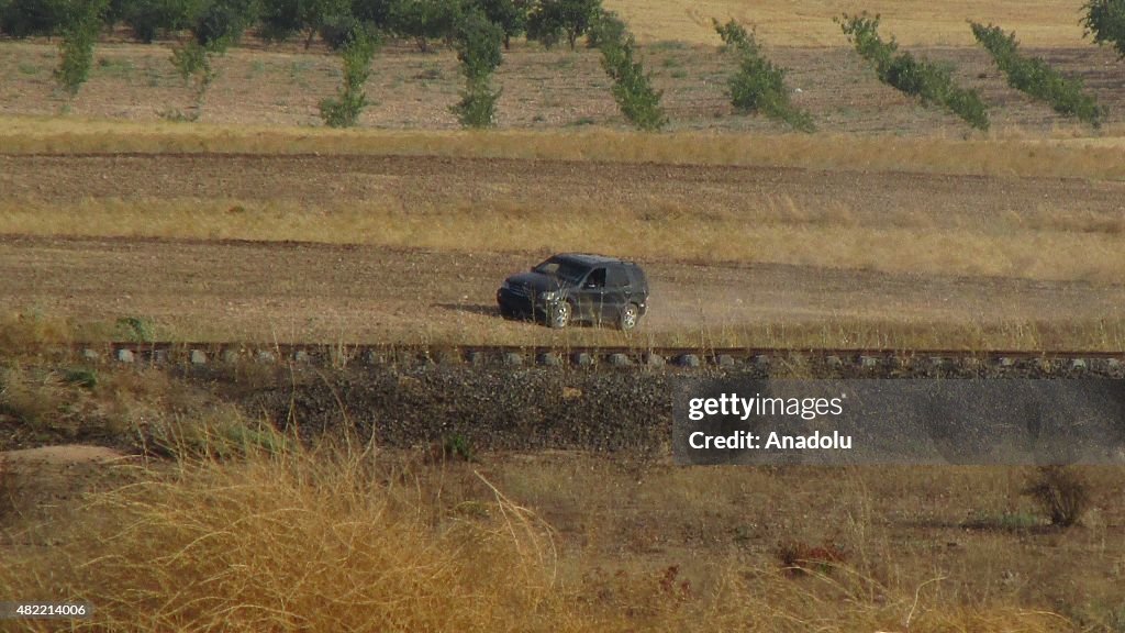 Daesh excavating ditches along the border in Aleppo's Jarabulus