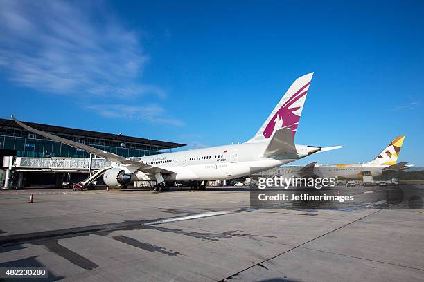qatar 787 & etihad 787 dreamliners - qatar airways stock pictures, royalty-free photos & images