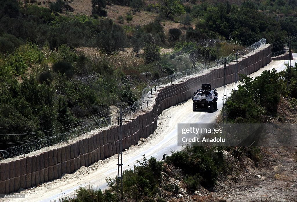 Turkey builds a wall along its border with Syria