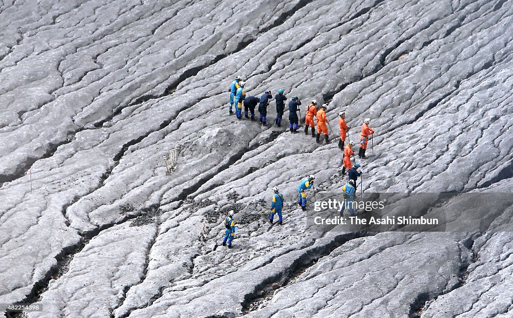 Searchers Scouring Mt. Ontake For 6 Hikers Who Went Missing After Eruption