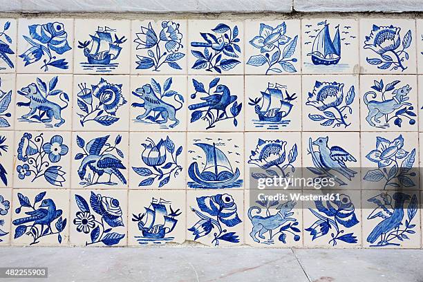 portugal, lisbon, alfama, part of wall with white and blue azulejos - portuguese tiles foto e immagini stock