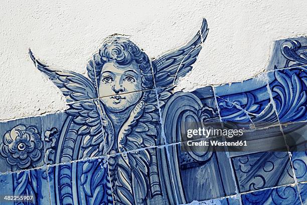 portugal, lisbon, alfama, miradouro de santa luzia, azulejos - portuguese tiles foto e immagini stock