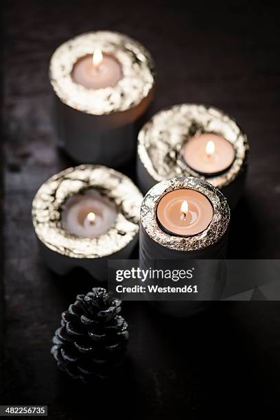 Four Lighted Advent Candles And A Fir Cone, 照片檔