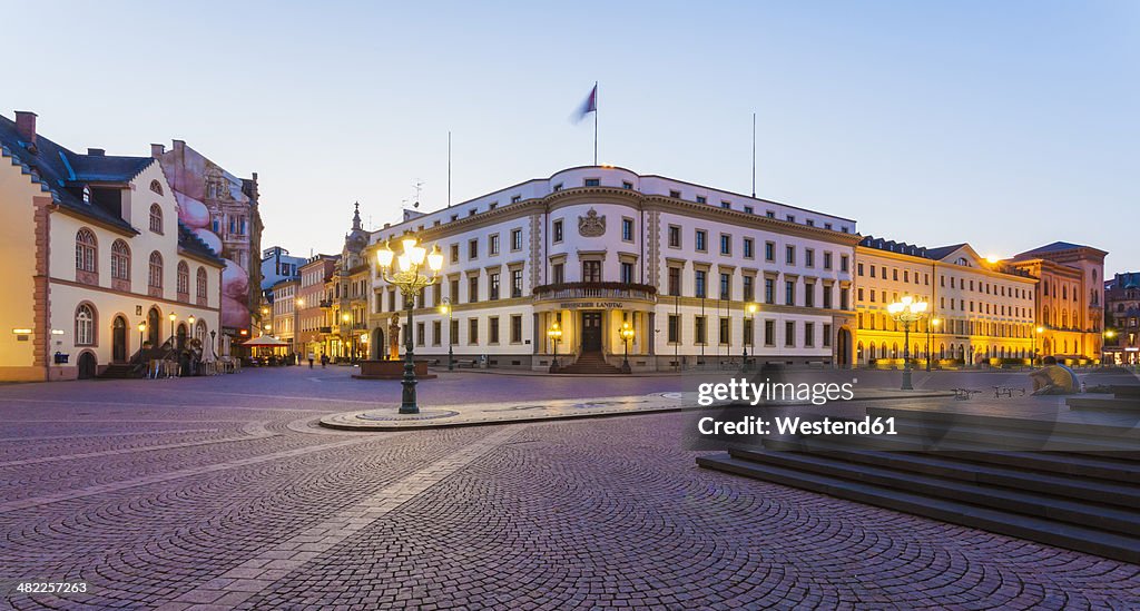 Germany, Hesse, Wiesbaden, Hessian Landtag in Stadtschloss and pedestrian area