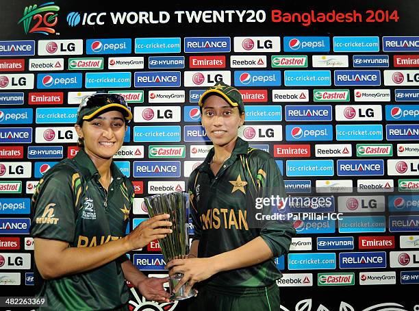 Bismah Maroof of Pakistan poses with the player of the match award which she shared with teammate Syeda Batool during the presentation after the ICC...