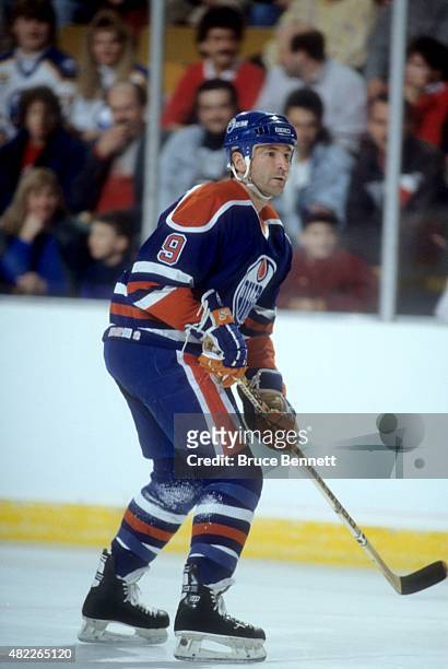 Glenn Anderson of the Edmonton Oilers skates on the ice during an NHL game against the Buffalo Sabres on November 23, 1990 at the Buffalo Memorial...