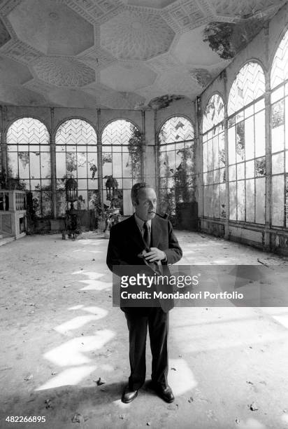 The writer and poet Giorgio Bassani stops in one of the abandoned and decadent rooms of Villa Blanc; Bassani, intellectual who settled his stories...
