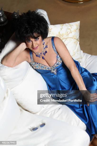 Portrait of the Italian official double of Liz Taylor Marina Castelnuovo. She poses wearing a necklace of blue stones and a low-cut evening dress....