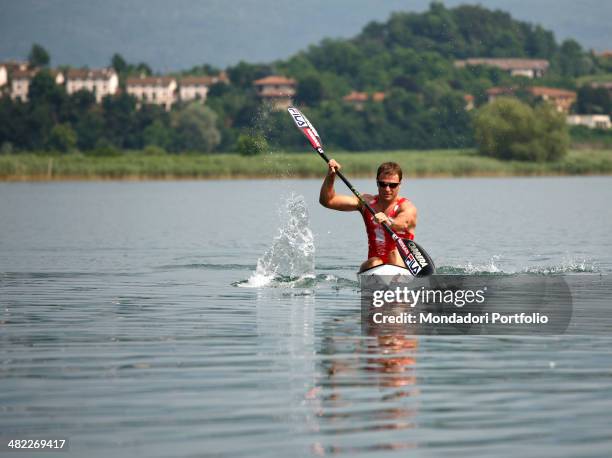 Italian sprint canoer Antonio Rossi trains on the lake of Pusiano. Province of Lecco, Italy, 2008.