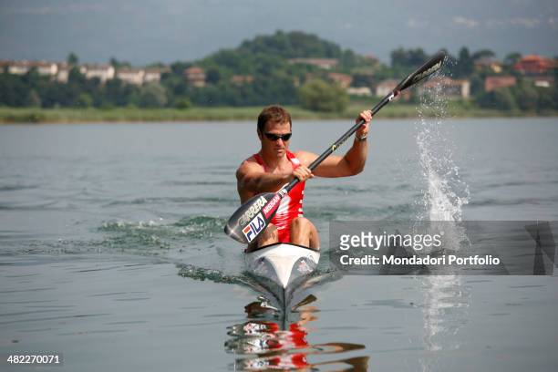 Italian sprint canoer Antonio Rossi trains on the lake of Pusiano. Province of Lecco, Italy, 2008.