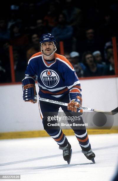 Glenn Anderson of the Edmonton Oilers skates on the ice during an NHL game against the Philadelphia Flyers on January 14, 1982 at the Spectrum in...