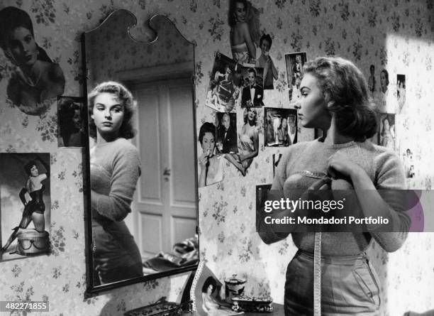 Italian actress Anna Maria Panciani looking in the mirror in the film Piccola posta. 1955