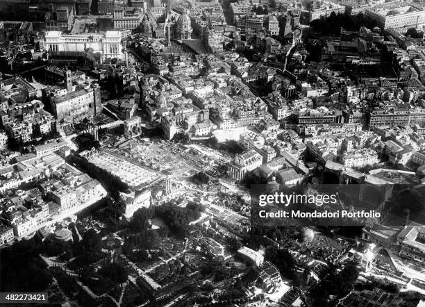 Aerial view of the Roman Forum. There are the Vittoriano, the Palazzo Senatorio and the Roman Forum. Rome, 1930s