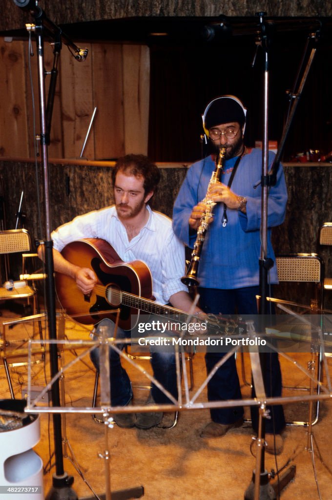 Lucio Dalla and Francesco De Gregori playing clarinet and guitar