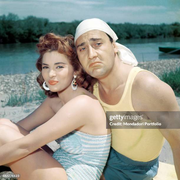 Italian actor and director Alberto Sordi and Italian actress Giovanna Ralli looking into the camera in the film A hero of our times. Rome, 1955