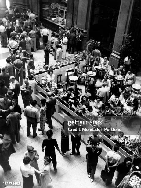 Many people meeting at Galleria Colonna in Rome. Rome, 1960s