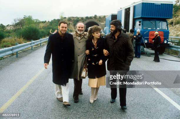 Italian actor and director Carlo Verdone walking with Italian actors Angelo Infanti and Mario Brega and Russian actress Irina Sanpiter in the film...
