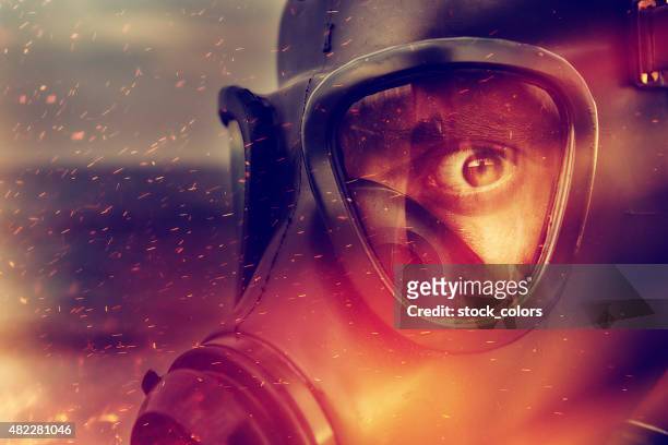 perigo e fogo - gas mask - fotografias e filmes do acervo