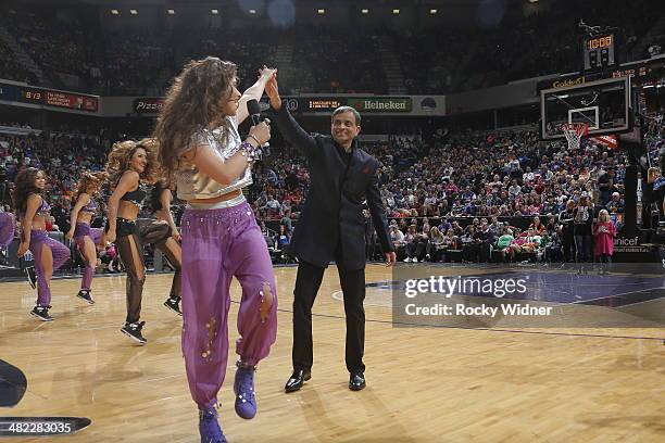 Sacramento Kings owner Vivek Ranadive and his daughter, Anjali Ranadive, entertain the fans during halftime of the Los Angeles Lakers against the...