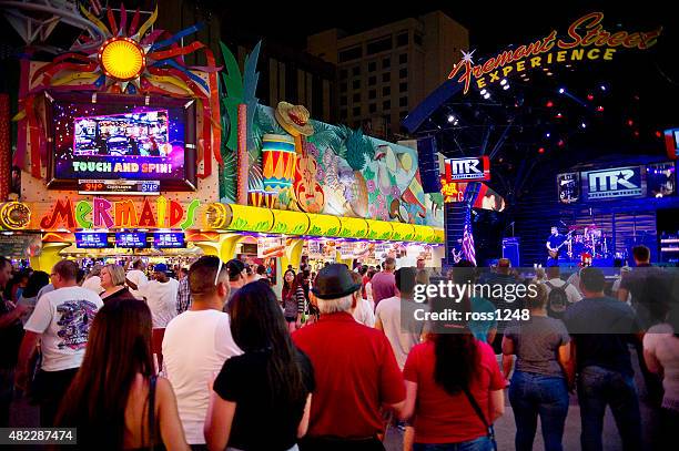 fremont street am 4. juli 2015 - fremont street las vegas stock-fotos und bilder