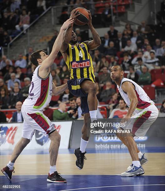 Laboral Kutxa's French guard Thomas Heurtel vies with Fenerbahce Ulker's US guard Bo McCalebb besides Laboral Kutxa's Hungarian forward Adam Hanga...