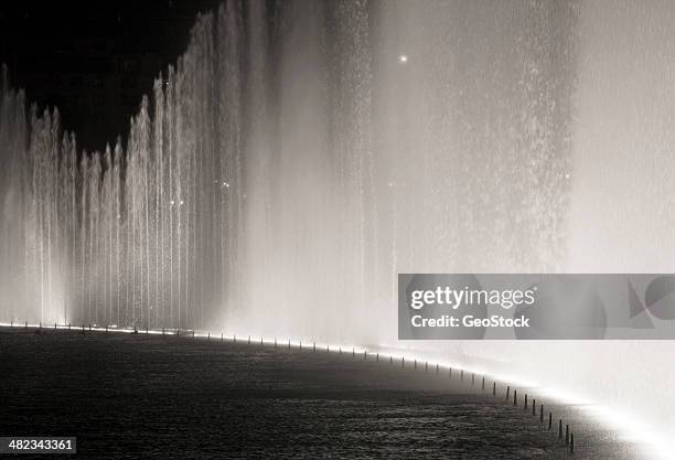 fountains of bellagio, las vegas - vegas fountain stock pictures, royalty-free photos & images