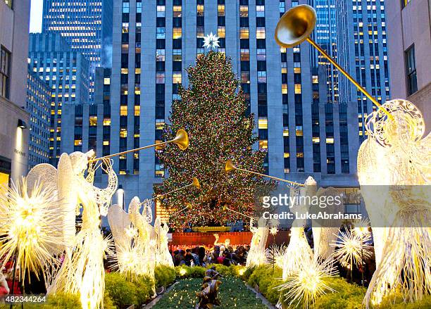 rockefeller center christmas tree - christmas newyork stockfoto's en -beelden