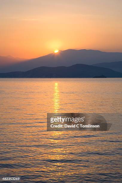 sunrise over albania, kassiopi, corfu, greece - greece v albania stockfoto's en -beelden