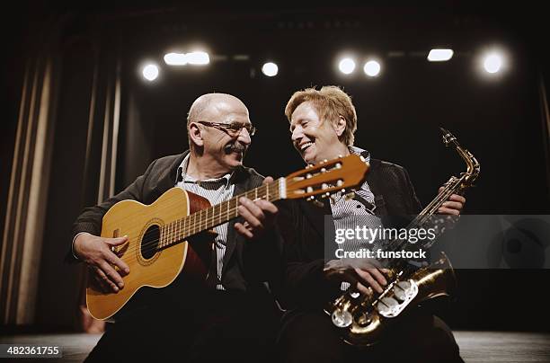 altes paar spielen auf der bühne theater - guy loving music jazz stock-fotos und bilder