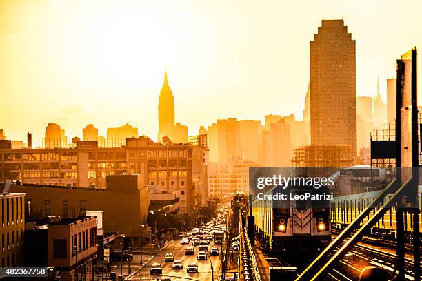 atardecer en edificios de nueva york - brooklyn fotografías e imágenes de stock