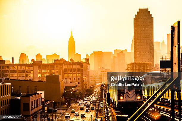 sunset over new york skyline - brooklyn new york stockfoto's en -beelden