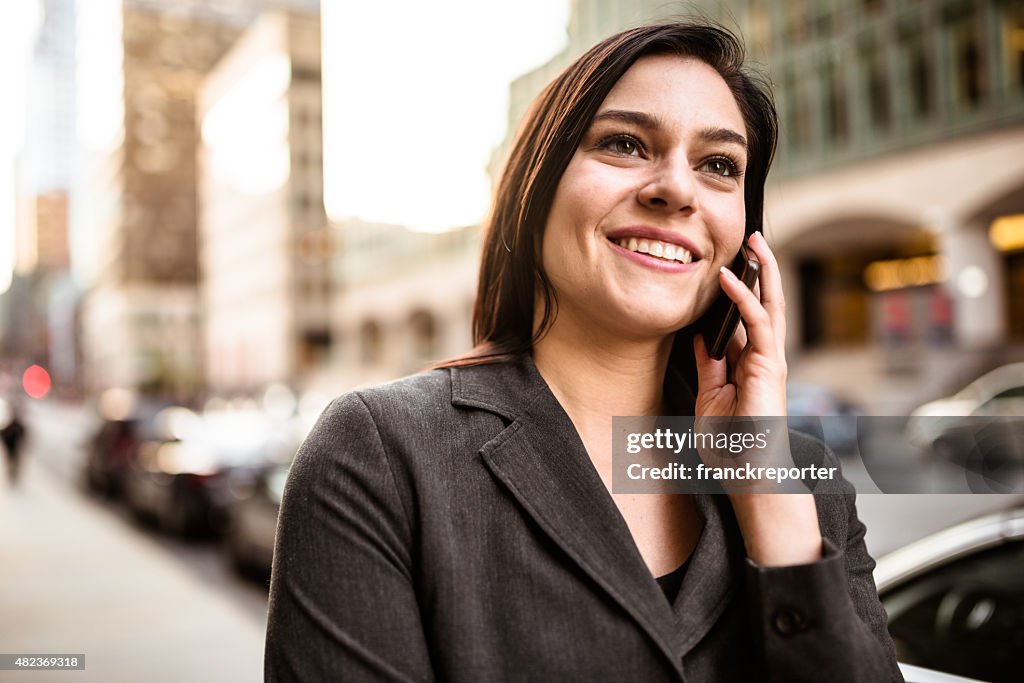 Unter business-Frau am Telefon-städtisches Motiv