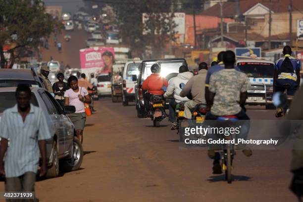 uganda: tráfico en kampala - kampala fotografías e imágenes de stock