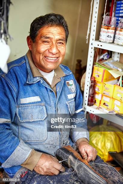 cobbler peruana no trabalho às bancas do concorrido mercado - peruvian culture imagens e fotografias de stock