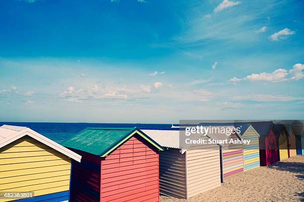 brighton beach, bathing boxes - brighton beach melbourne - fotografias e filmes do acervo