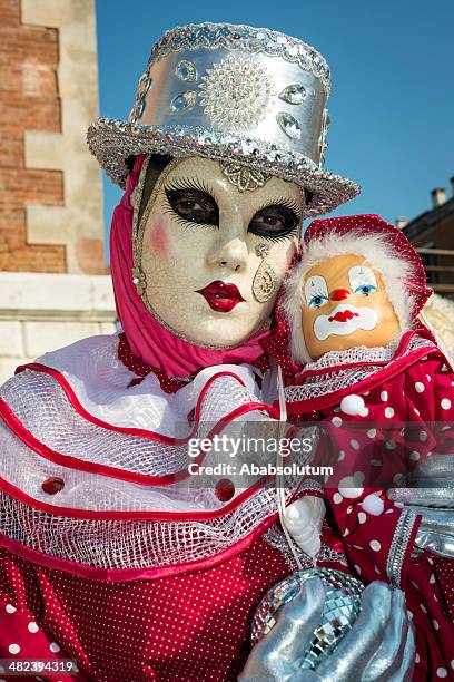 red mask and clown puppet at arsenale, venice, italy, europe - venetiaans masker vasthouden stockfoto's en -beelden