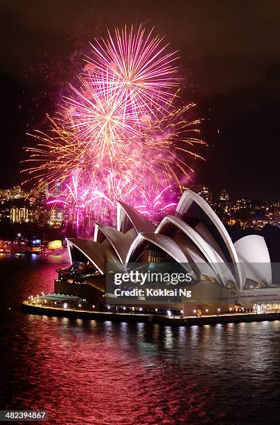 sydney opera house feuerwerk - sydney new years eve stock-fotos und bilder
