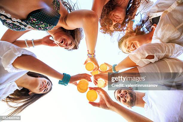 grupo de amigos ¡salud! - fiesta en la playa fotografías e imágenes de stock