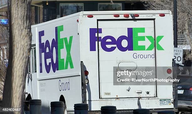 fedex - fedex truck fotografías e imágenes de stock