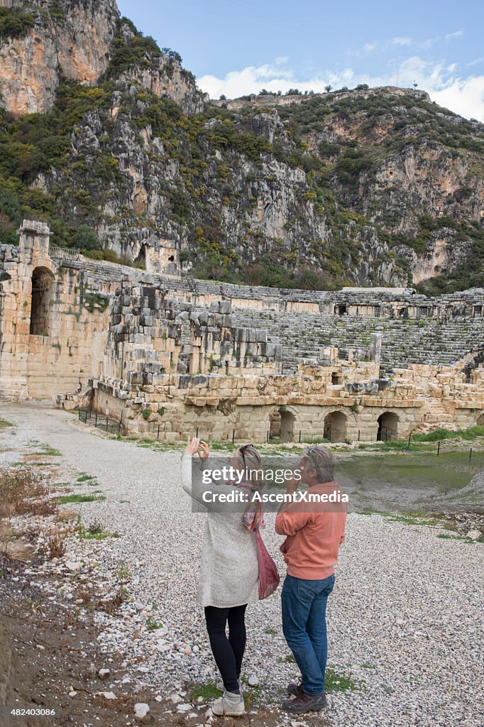 Donna scatta foto smartphone di antica rovina greca
