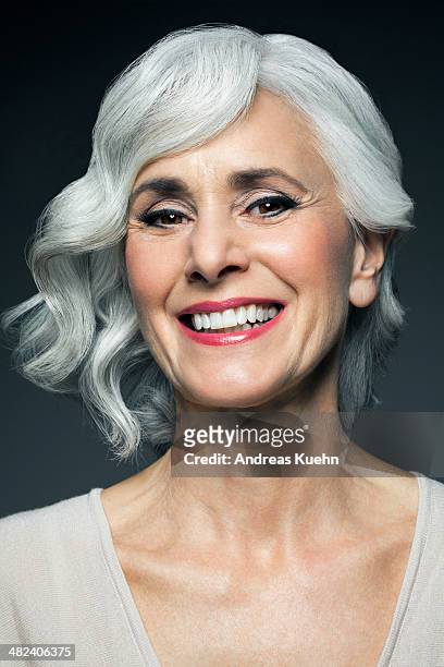 sivery, grey haired woman with a big smile. - beautiful mature woman stockfoto's en -beelden