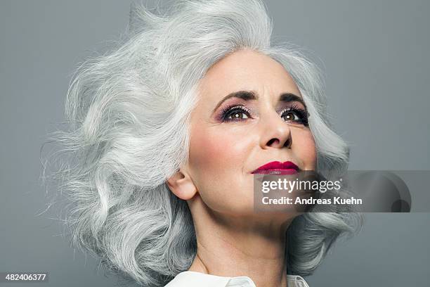 woman with big grey hair looking up, portrait. - schulterlanges haar stock-fotos und bilder