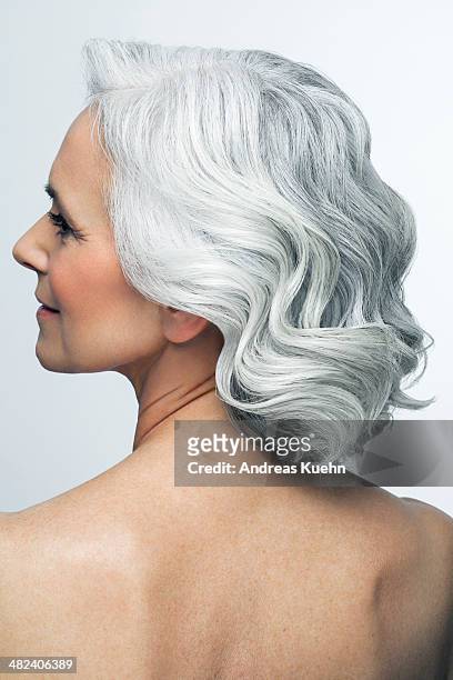 grey haired woman looking to the side, back view. - grey hair stockfoto's en -beelden