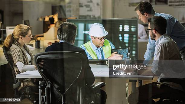 equipo de arquitectos con video conferencia - ingenieros fotografías e imágenes de stock