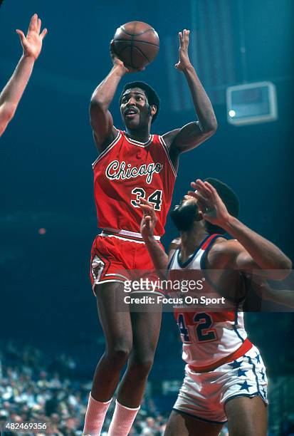 David Greenwood of the Chicago Bulls shoots over Greg Ballard of the Washington Bullets during an NBA basketball game circa 1979 at the Capital...