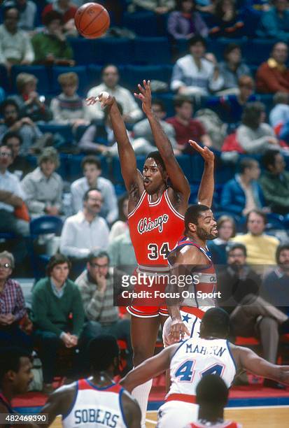 David Greenwood of the Chicago Bulls shoots over Greg Ballard of the Washington Bullets during an NBA basketball game circa 1983 at the Capital...