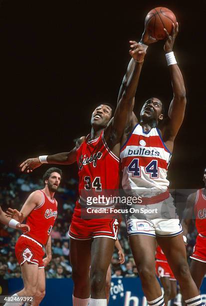 David Greenwood of the Chicago Bulls battles for a rebound with Rick Mahorn of the Washington Bullets during an NBA basketball game circa 1984 at the...
