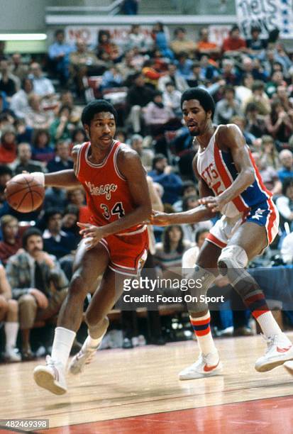 David Greenwood of the Chicago Bulls drives on Cliff Robinson of the New Jersey Nets during an NBA basketball game circa 1980 at the Rutgers Athletic...
